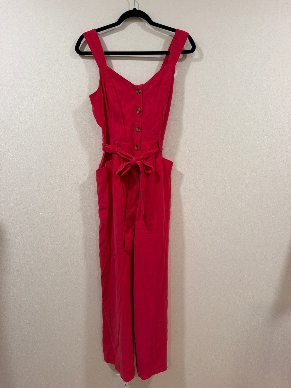 a loves a jumpsuit
Excellent Condition